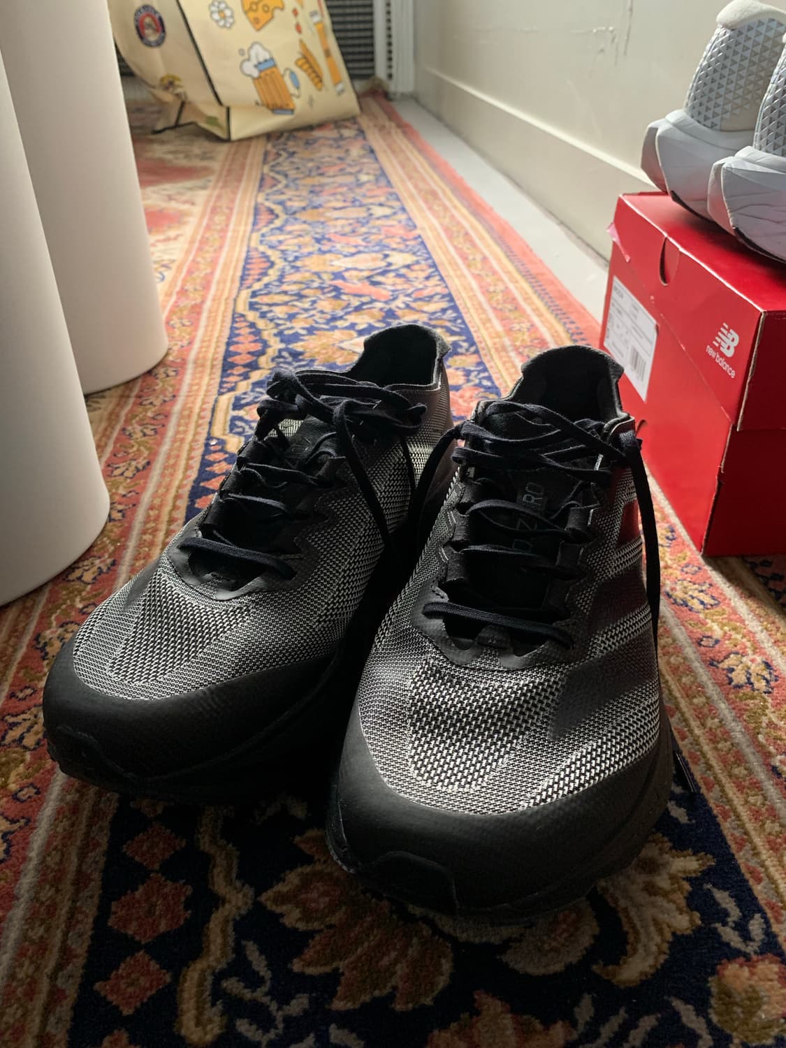 아디다스 ADIZERO 보스턴12 270 런닝화 블랙 색상입니다 상품이미지1