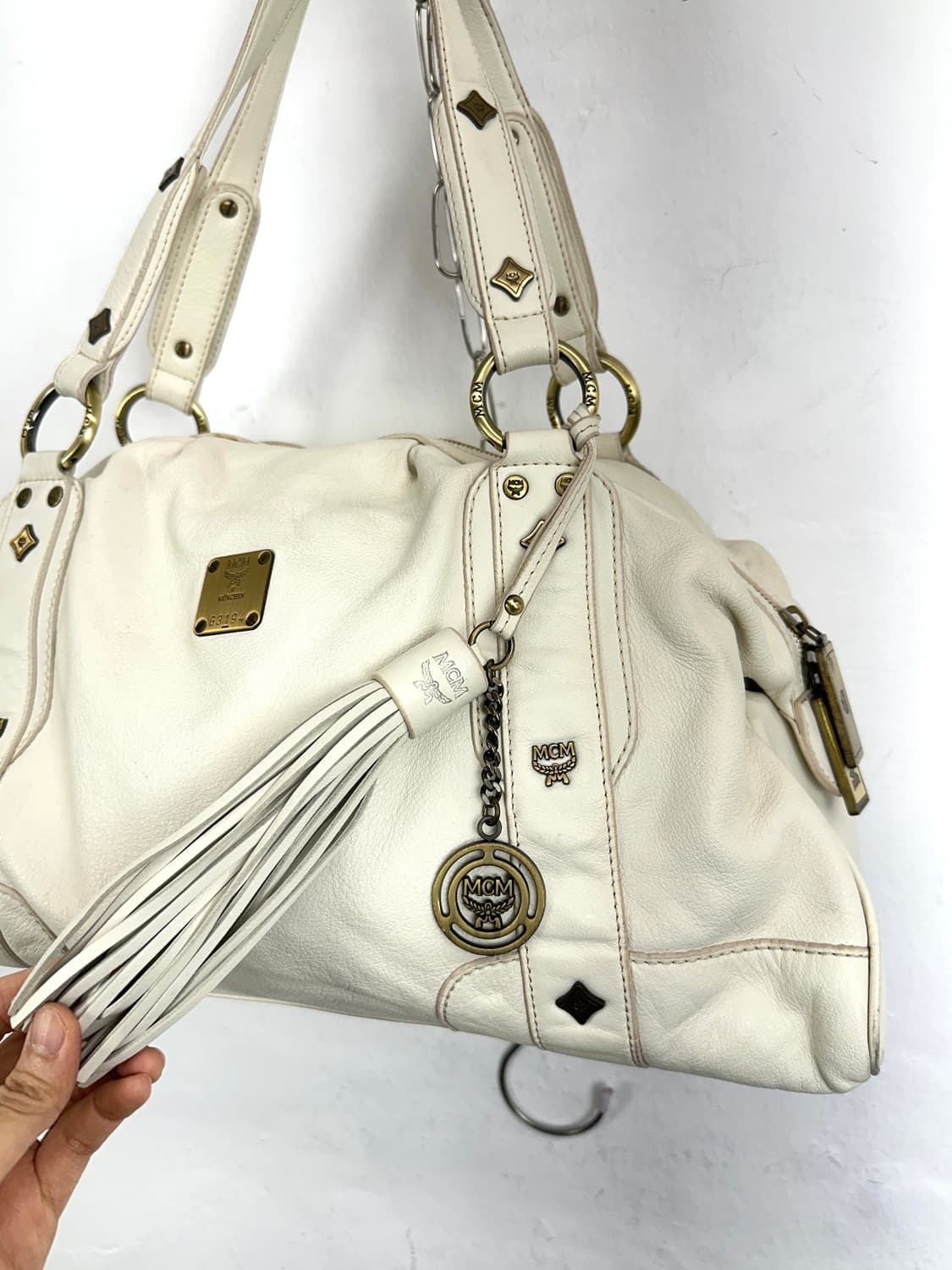 MCM Ivory Patent Leather Stud Motif Larg 상품이미지2