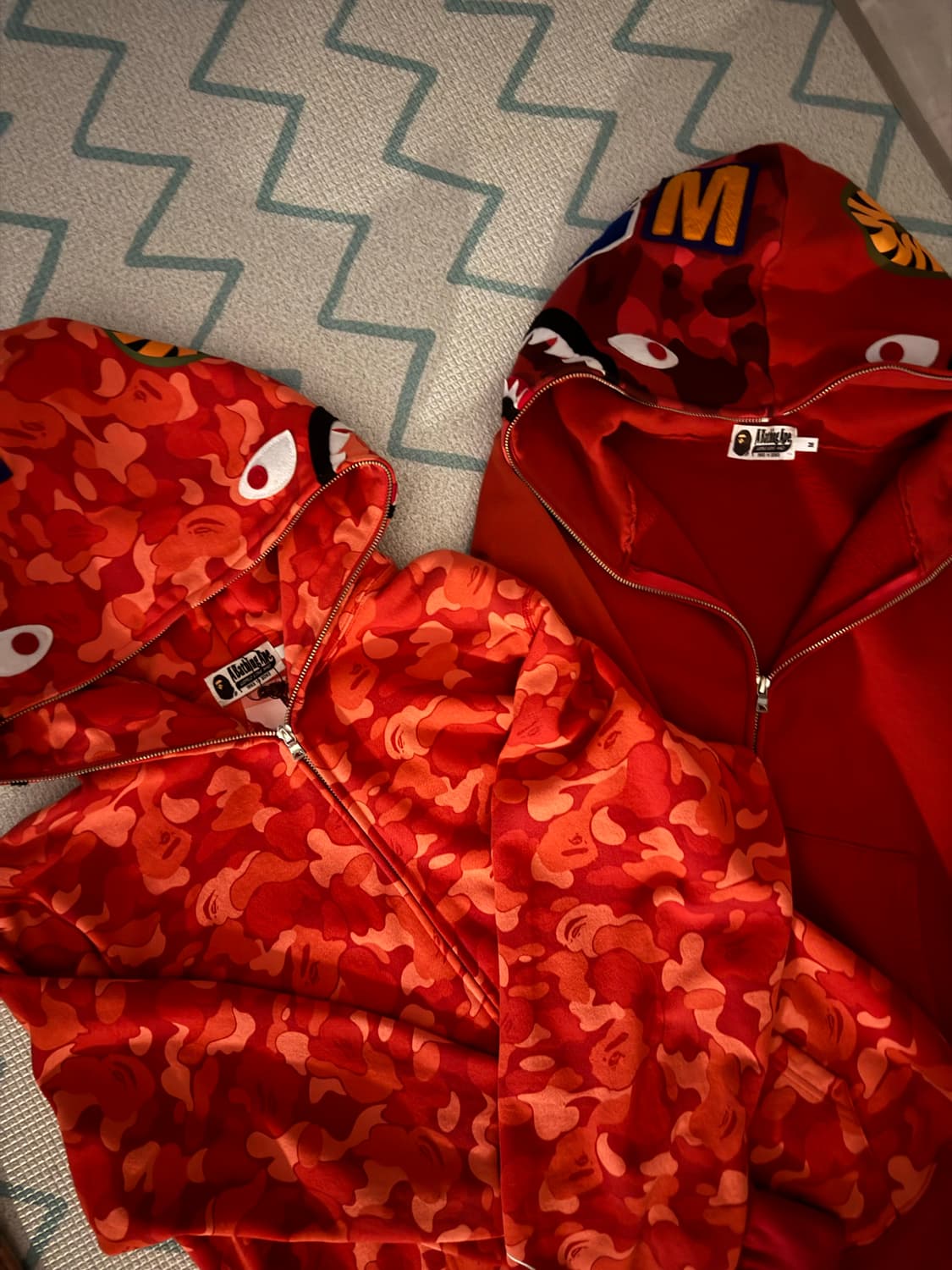 청담 매장판 베이프 서울 익스클루시브 한정판 레드 카모 샤크 집업 후디 상품이미지3