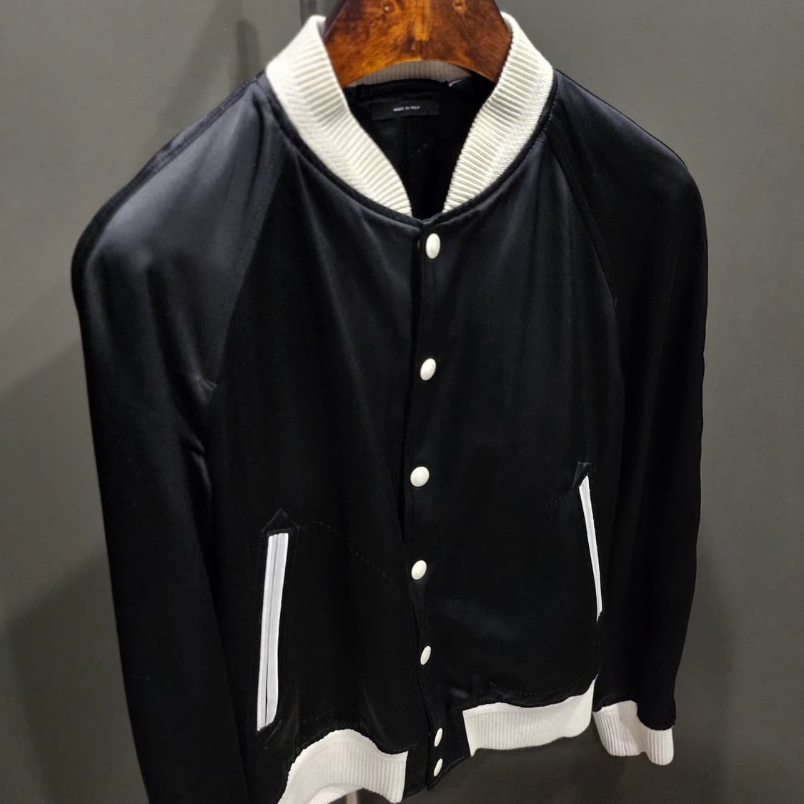 톰포드 새틴 신상 바시티 봄버 자켓 상품이미지3