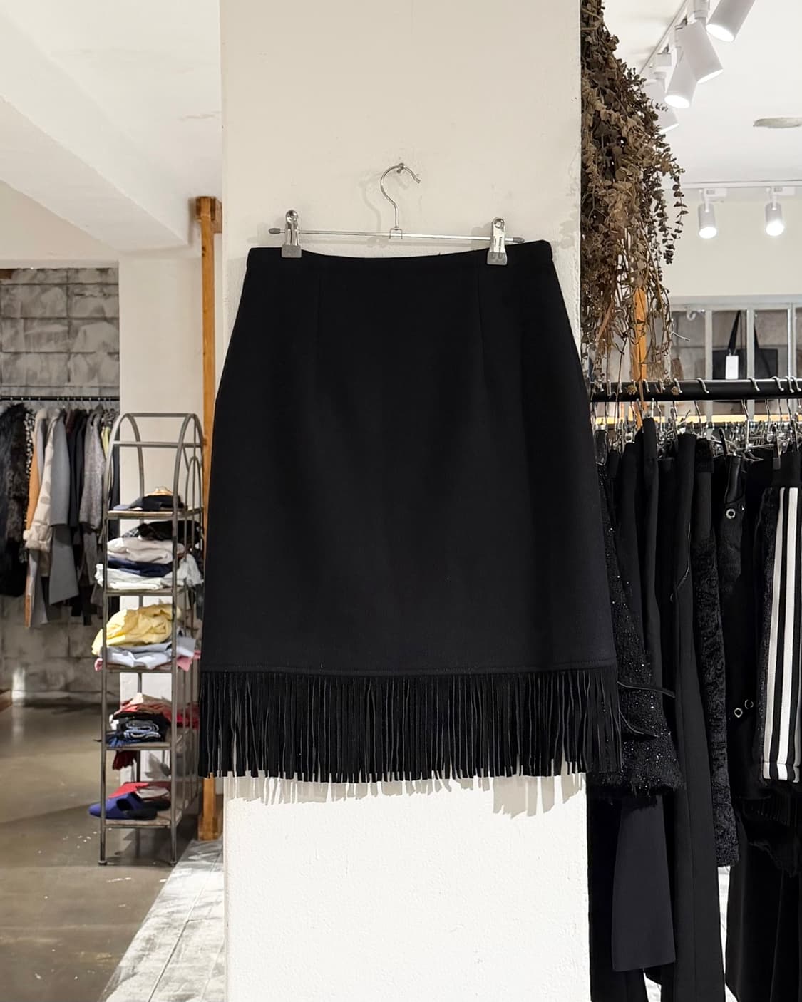 막스마라 블랙 울 스웨이드 프렌지 랩 미디 스커트  상품이미지4