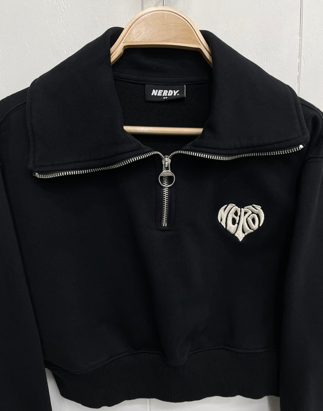 널디 NERDY 하트 로고 크롭 반집업 맨투맨  상품이미지5