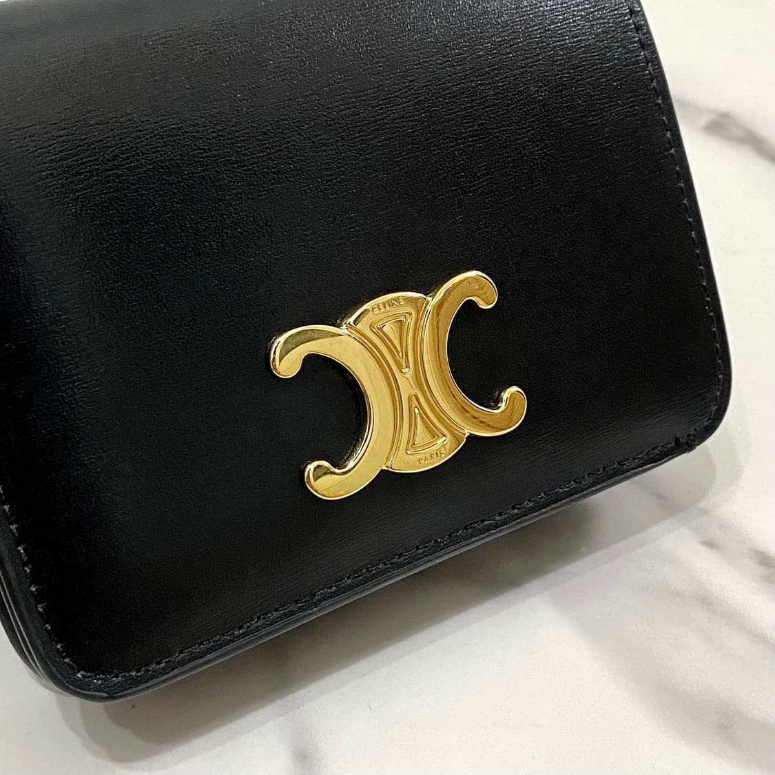셀린느 트리옹프 카프스킨 컴팩트 월렛 여성 반지갑 블랙 상품이미지9