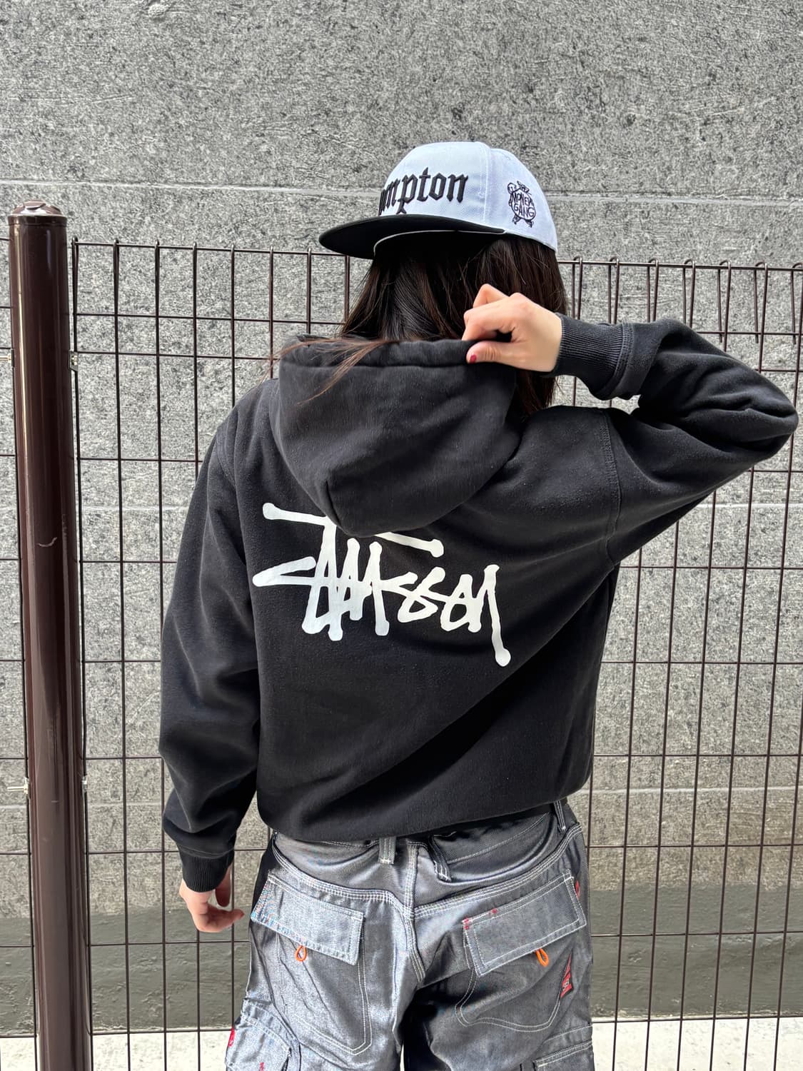 스투시 블랙 백로고 후드티 상품이미지3