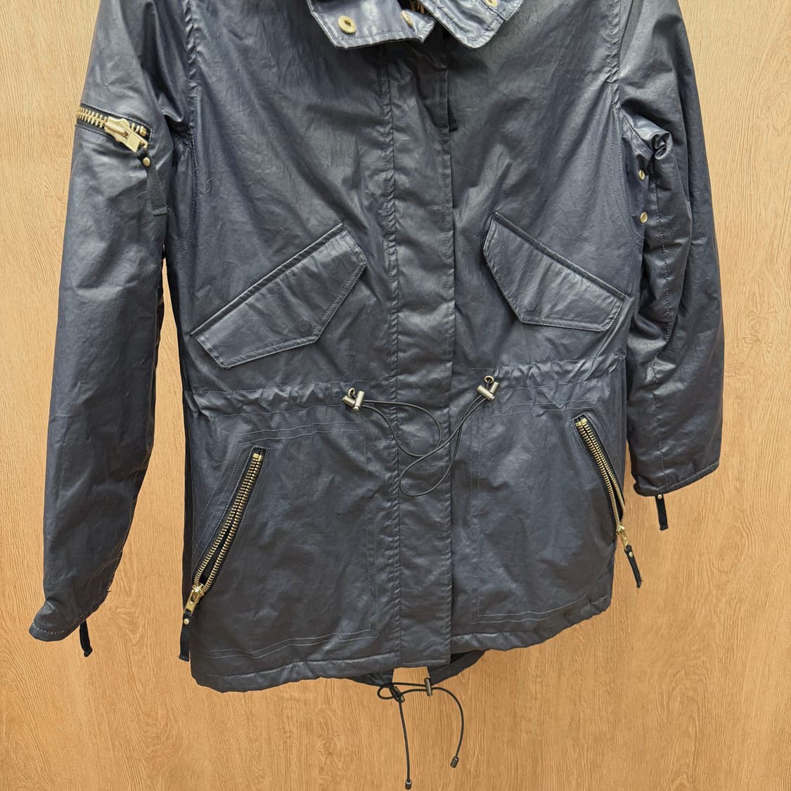 샘 뉴욕 코팅 파카 자켓 허리 밑단 스트링 플랩 지퍼 포켓 디테일 네이비 상품이미지5