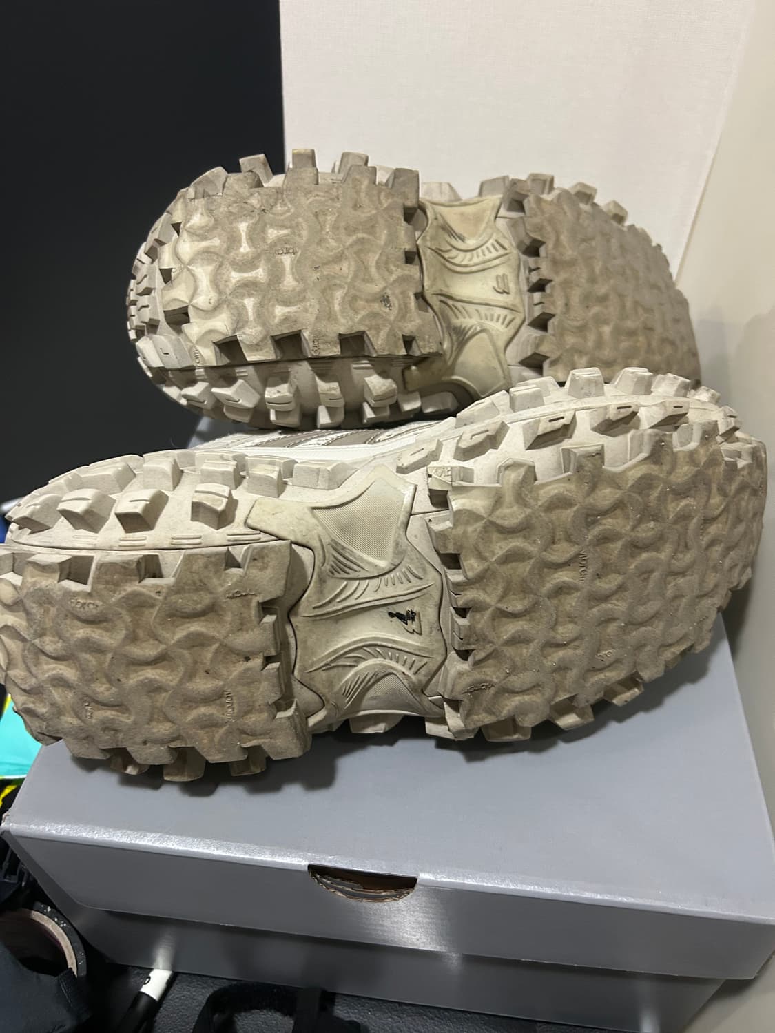 발렌시아가 디펜더 베이지 40 상품이미지5