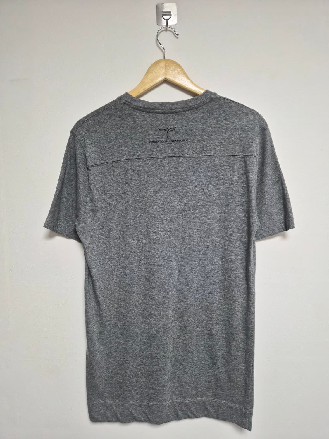 골든구스GoldenGoose 레터링 그레이 티셔츠  - T130 상품이미지2
