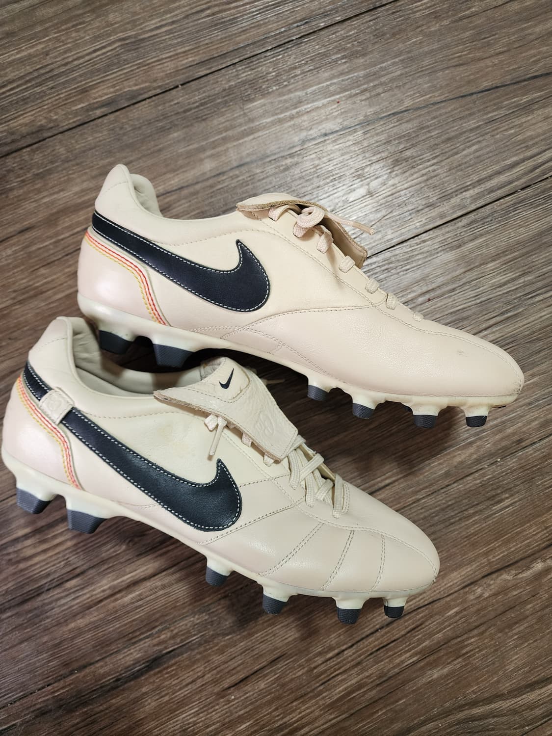 나이키 티엠포 호나우지뉴 R10 축구화 상품이미지2