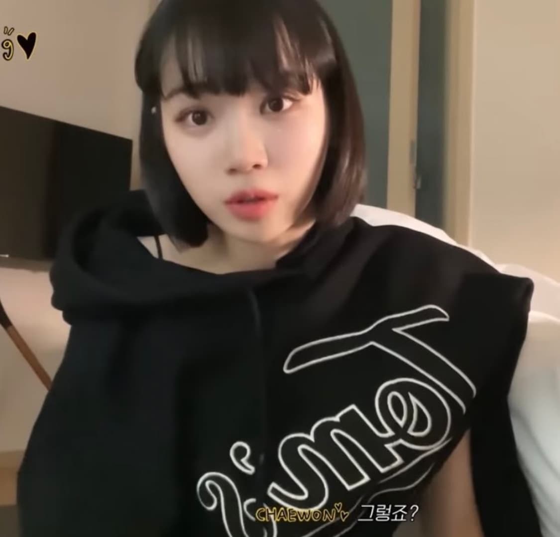 톰스벌스데이 김채원 후드티 상품이미지1