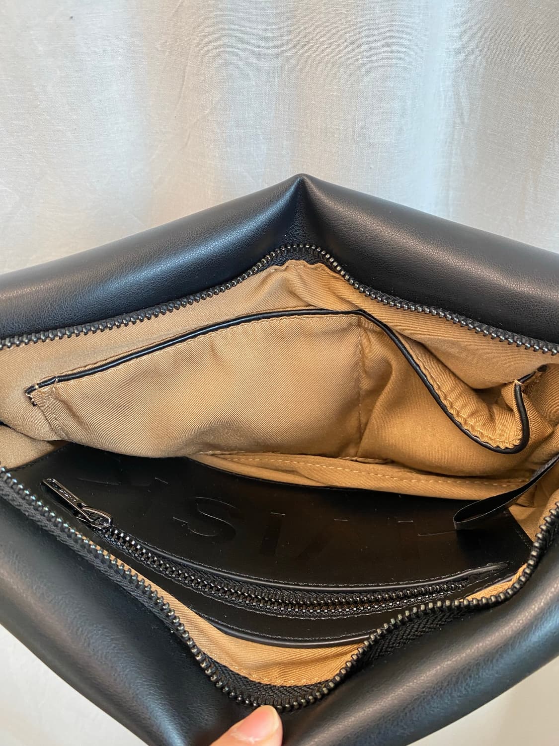 Hvisk 비건레더 블랙 패디드 숄더백 상품이미지5