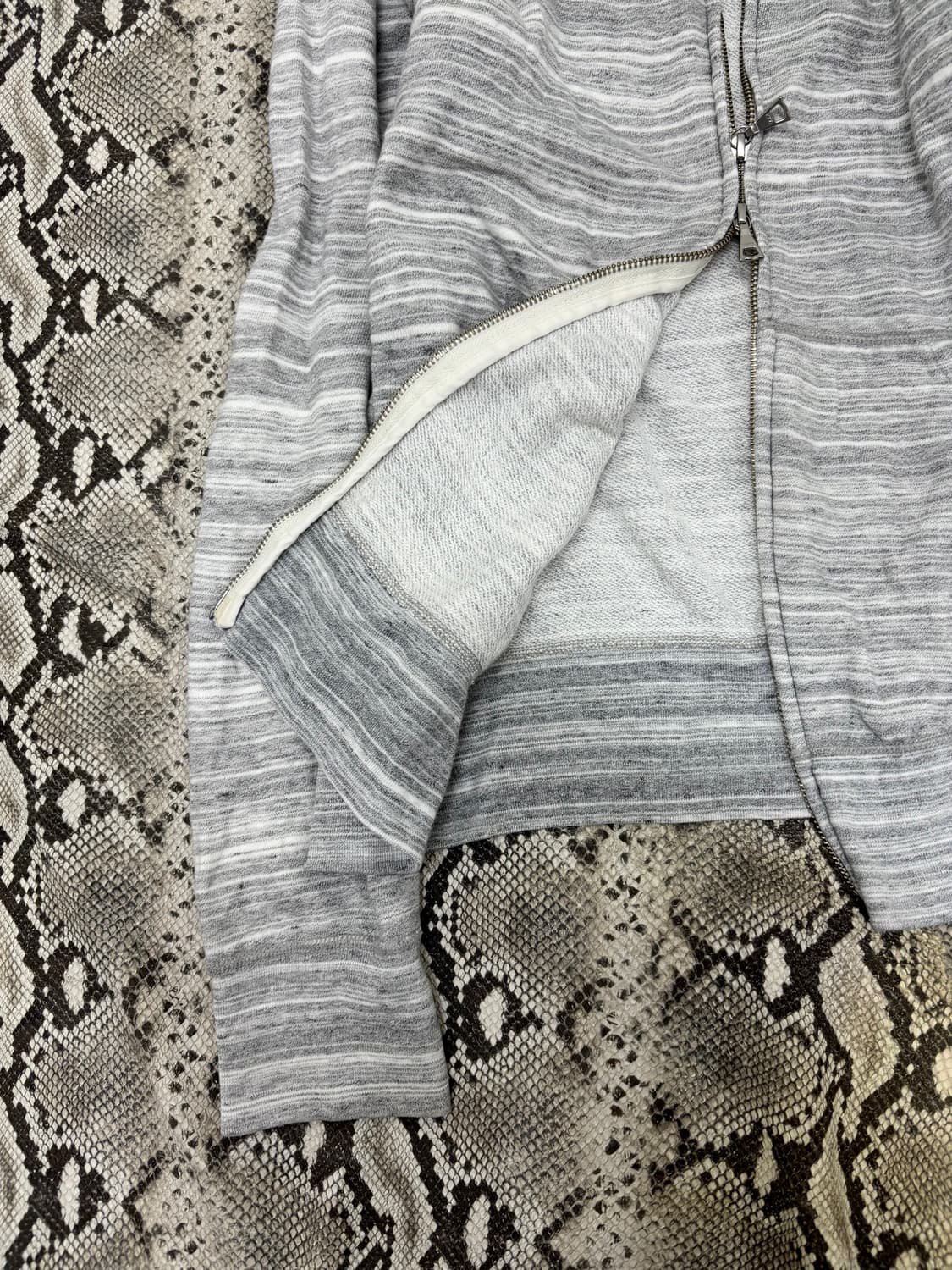 “Vintage” Grey Stripe Y2K Hood Zip Up 상품이미지2