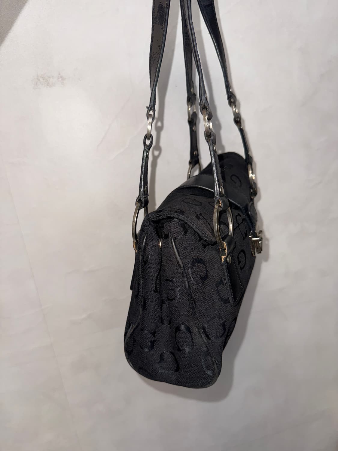 Guess black logo buckle shoulder bag 상품이미지3