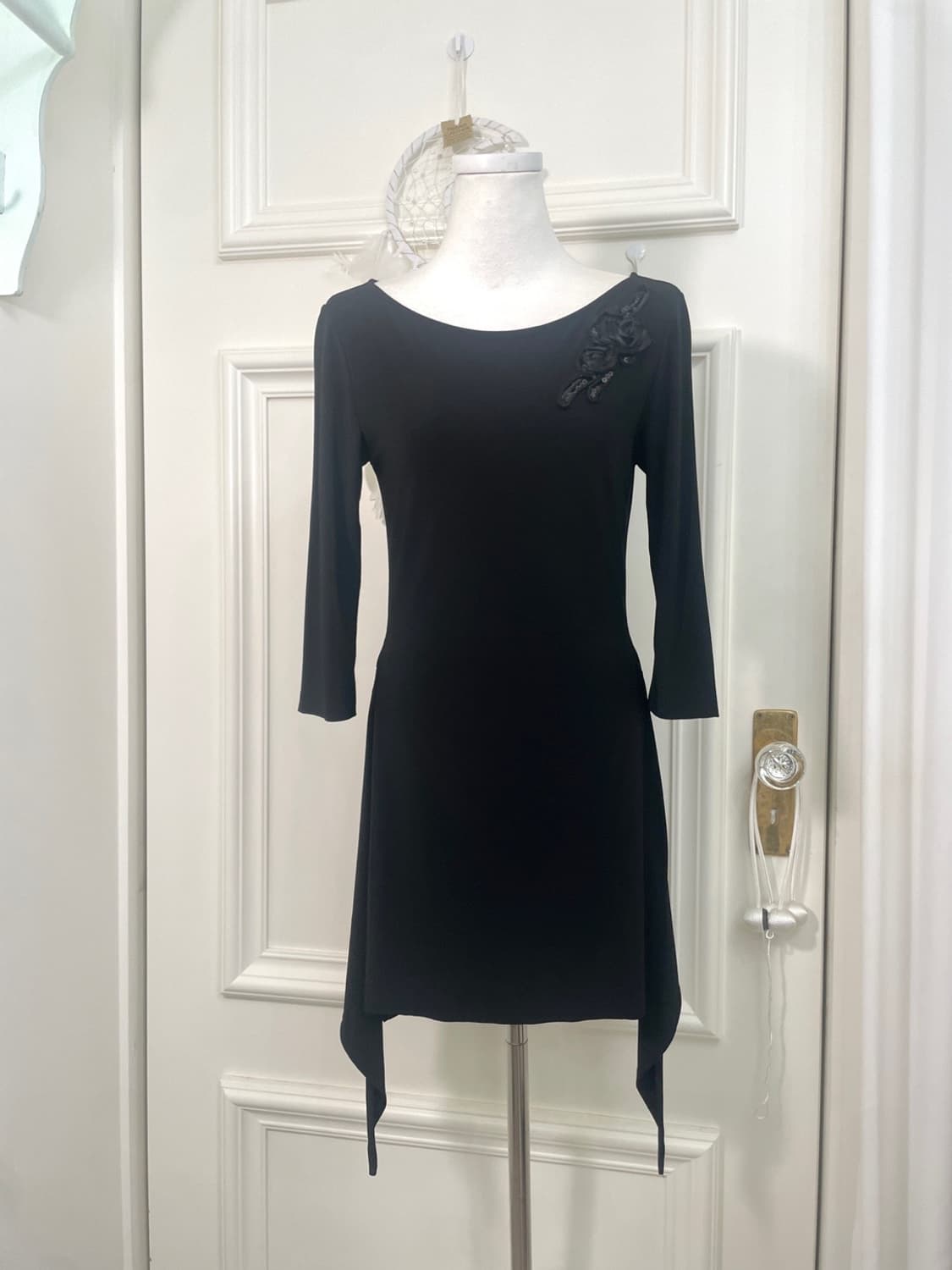 black rose detail ruffle side slit top 상품이미지1