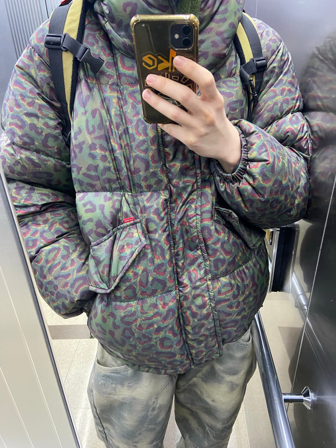 [M]FW24 슈프림 700필다운 홀로그램 레오파드 패딩 상품이미지10