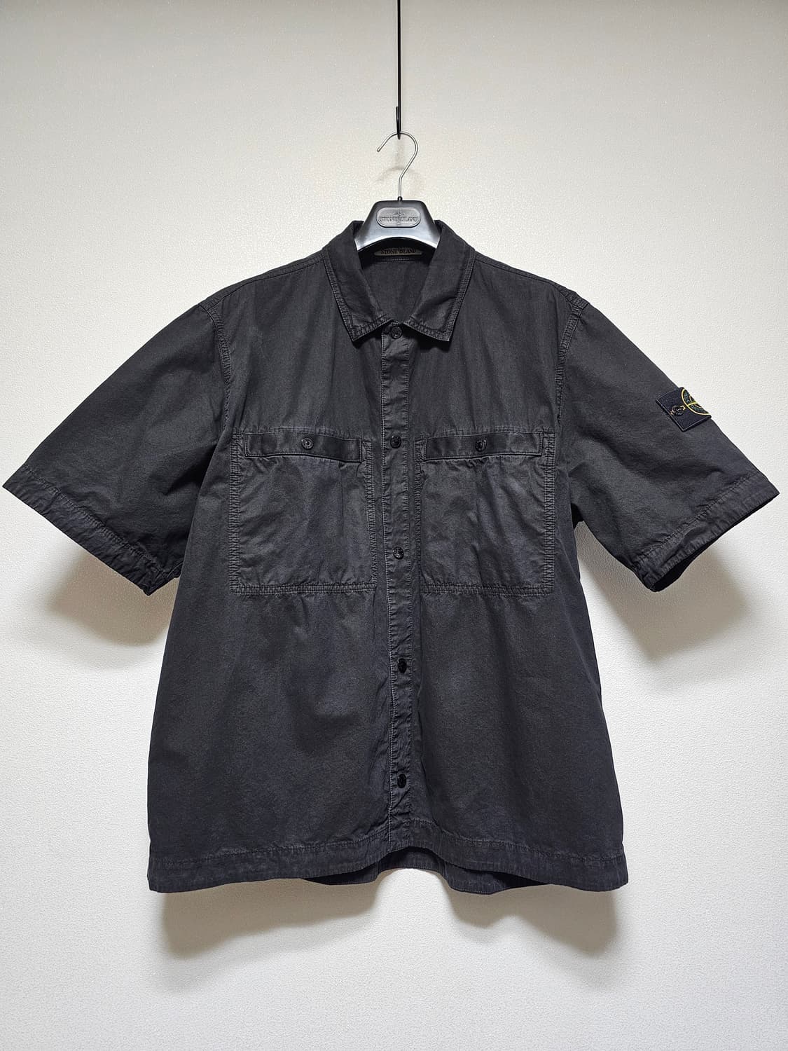 스톤아일랜드 와펜 반팔 셔츠 25SS 상품이미지1