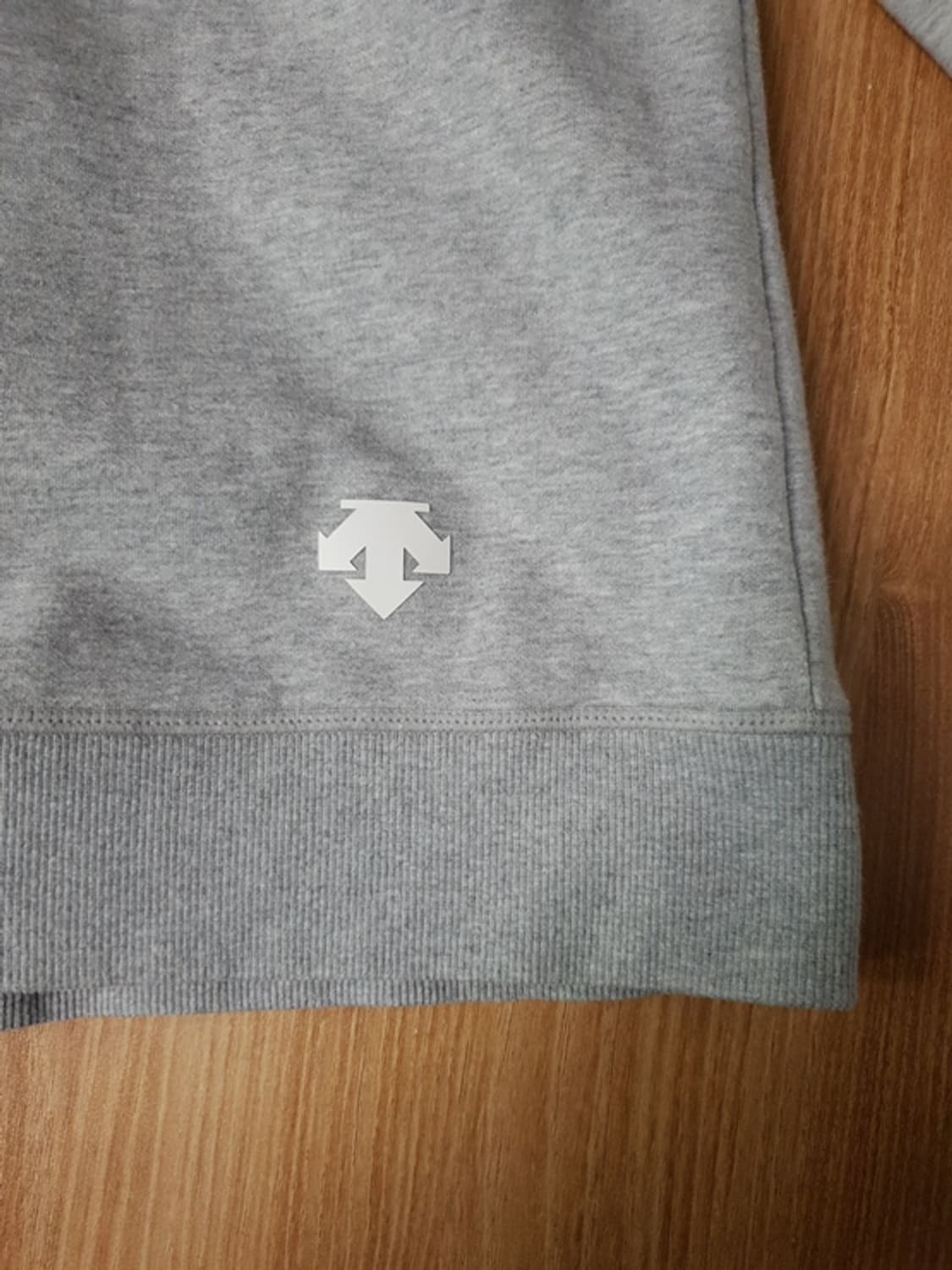 데상트 남성 후드티 그레이 상품이미지3