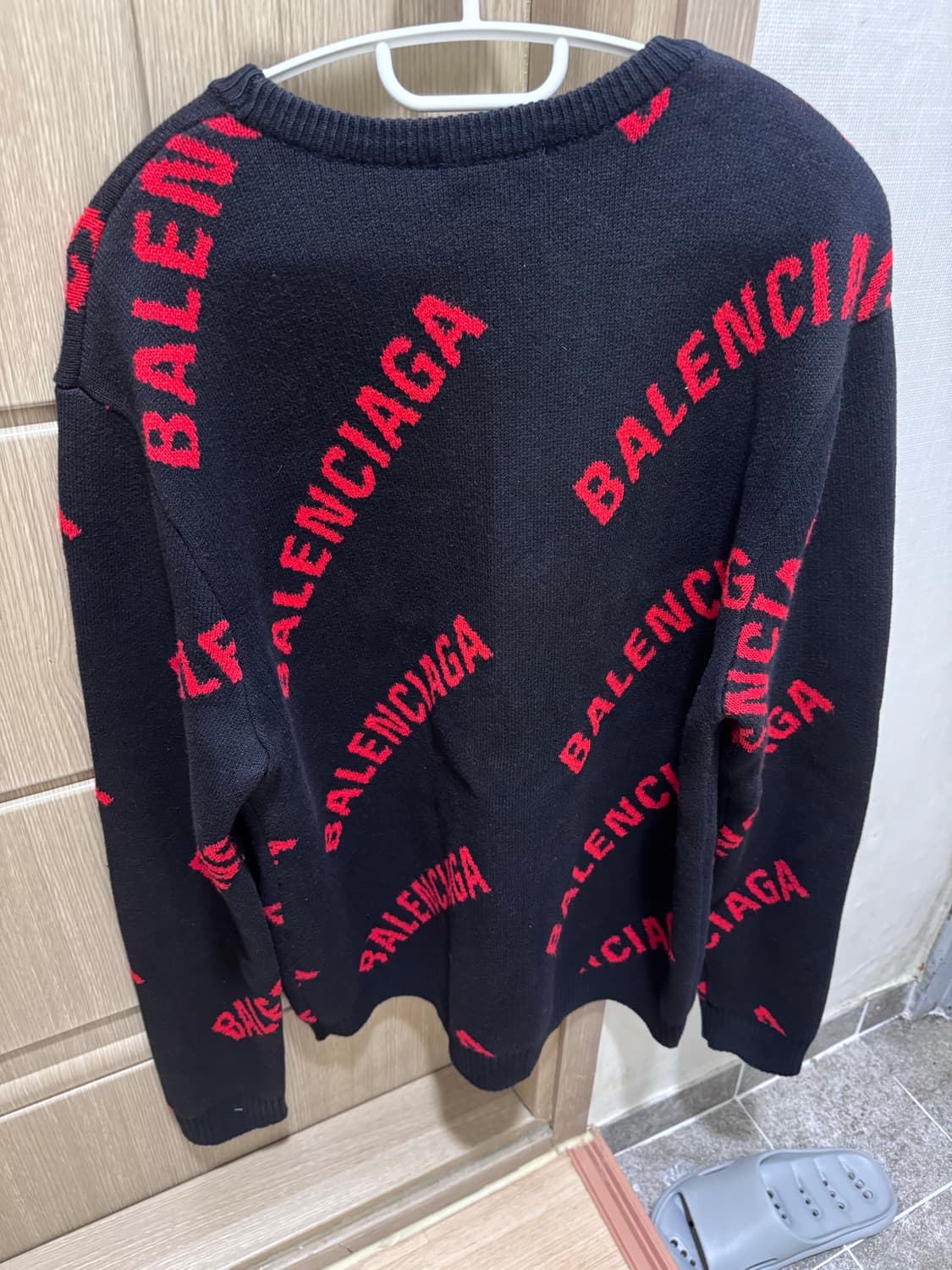 발렌시아가 올오버 로고 크루넥 니트 블랙 레드 상품이미지2