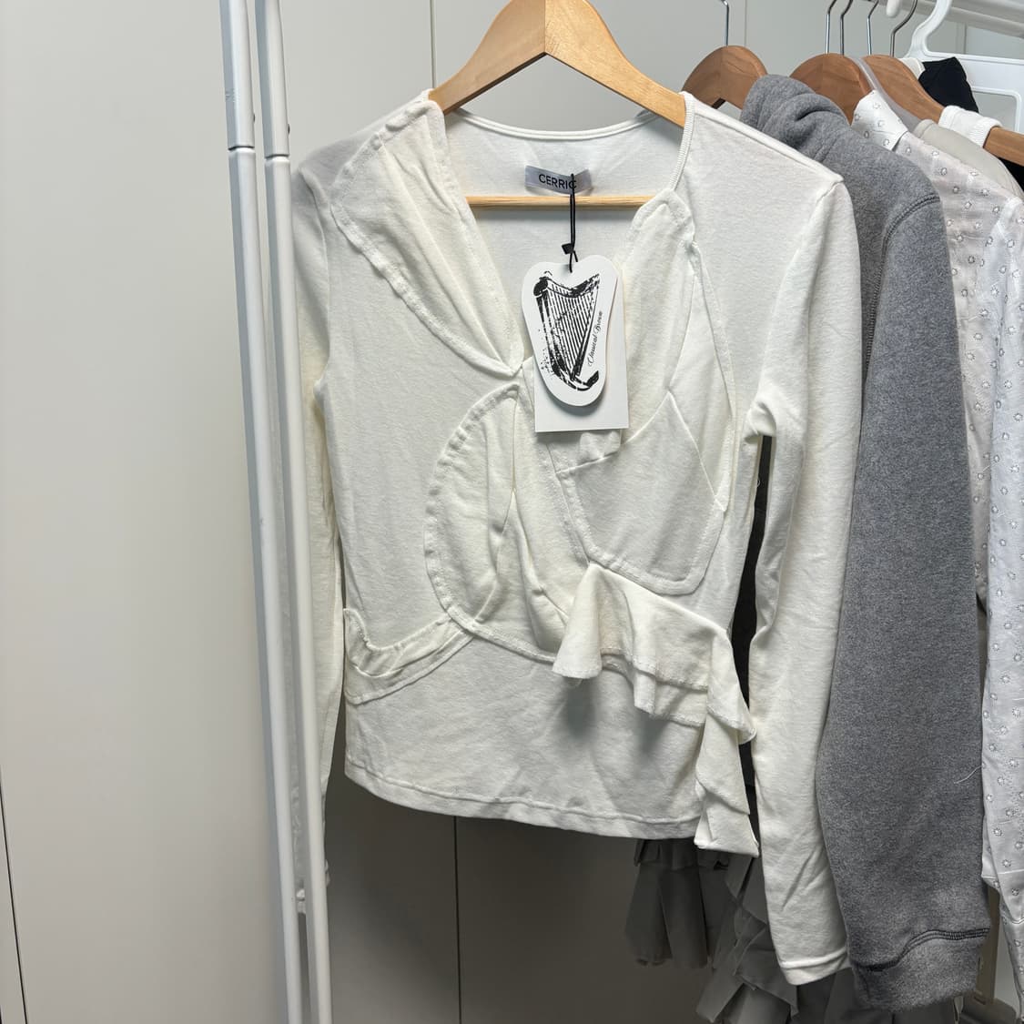 세릭 뮤직 프릴 탑 아이보리 cerric 상품이미지1