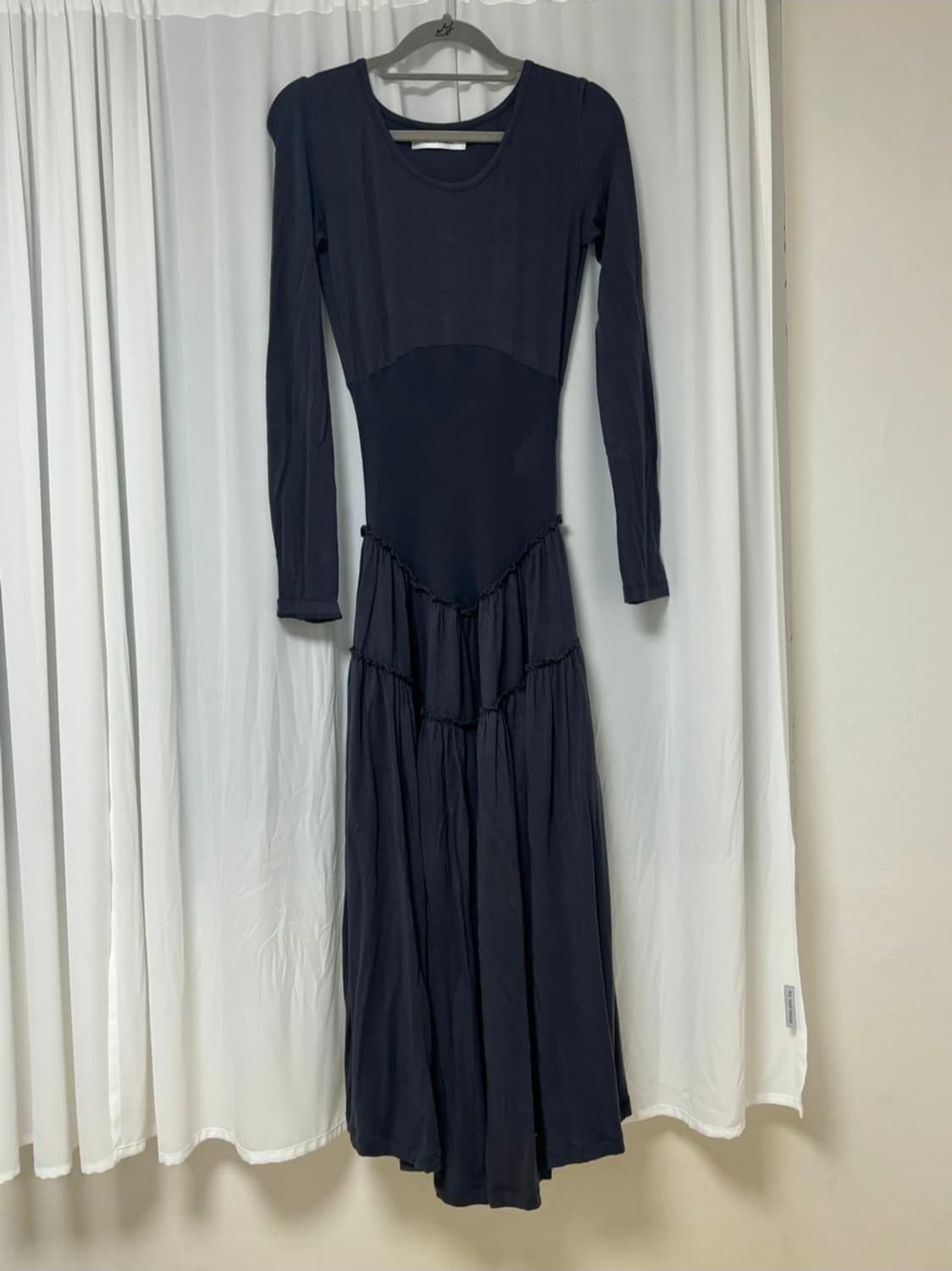 밀로우먼 셔링 드레스 차콜 상품이미지2