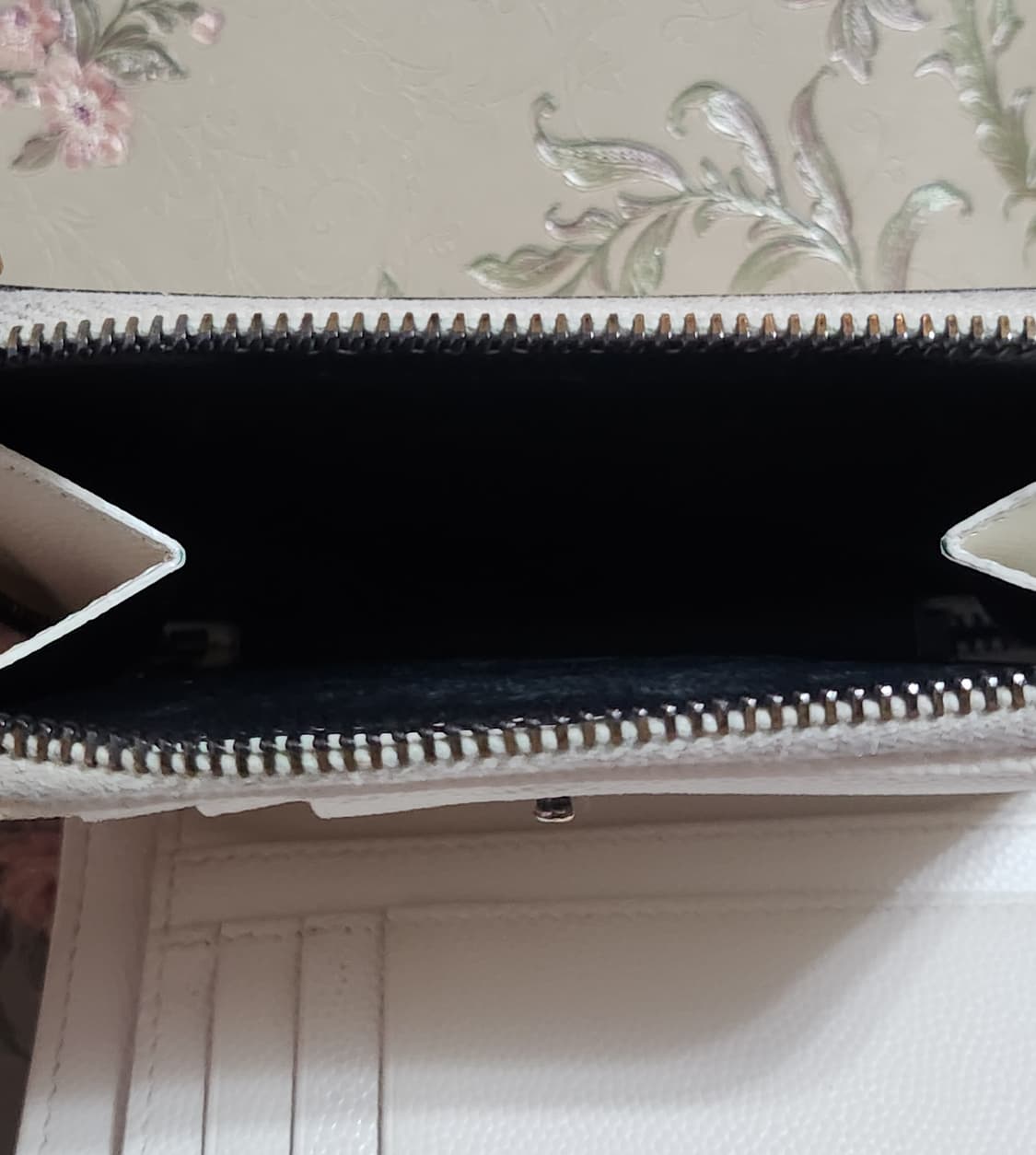 생로랑 403723 모노그램 퀼팅 페블레더 지퍼 중지갑 상품이미지9