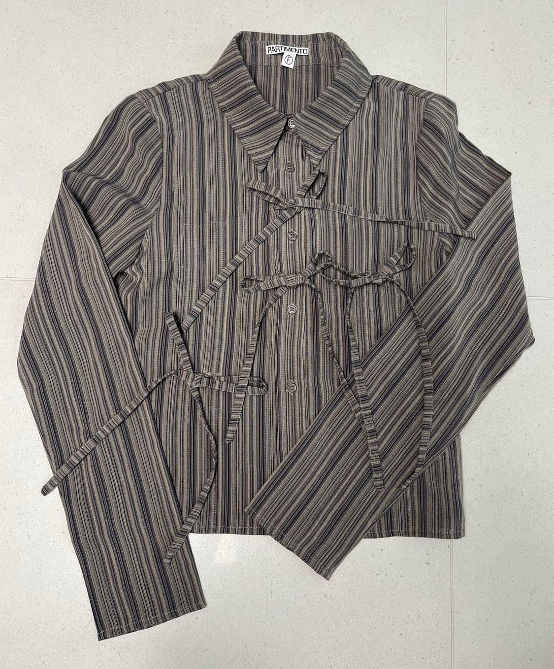 파르티멘토 스트라이프 리본 셔츠 차콜 상품이미지4