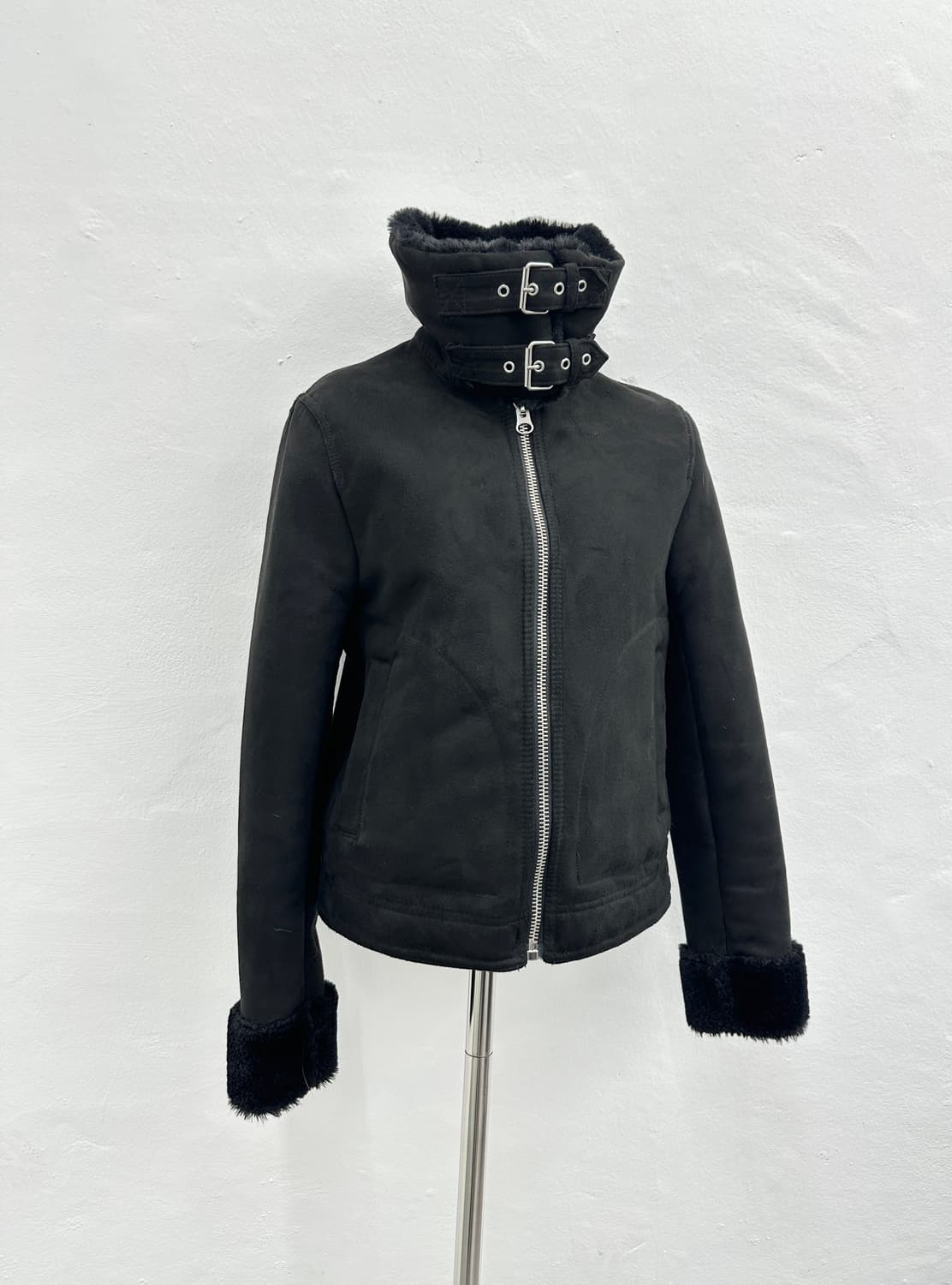 DIVIDED x H&M black fur buckle mustang 상품이미지4