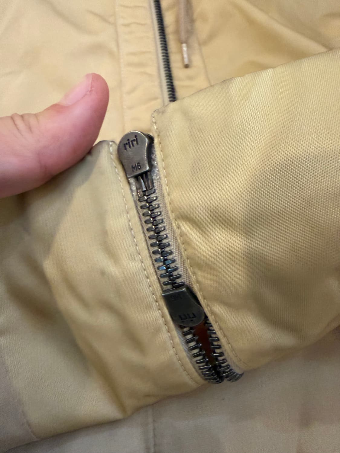 00s 프라다 아카이브 미니멀 테크 바람막이 베이지 상품이미지5