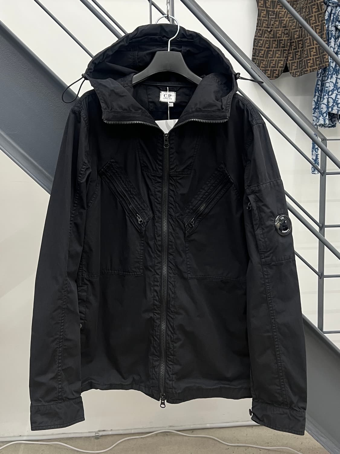 CP컴퍼니 렌즈 와펜 블랙 하이넥 후드 자켓 상품이미지3