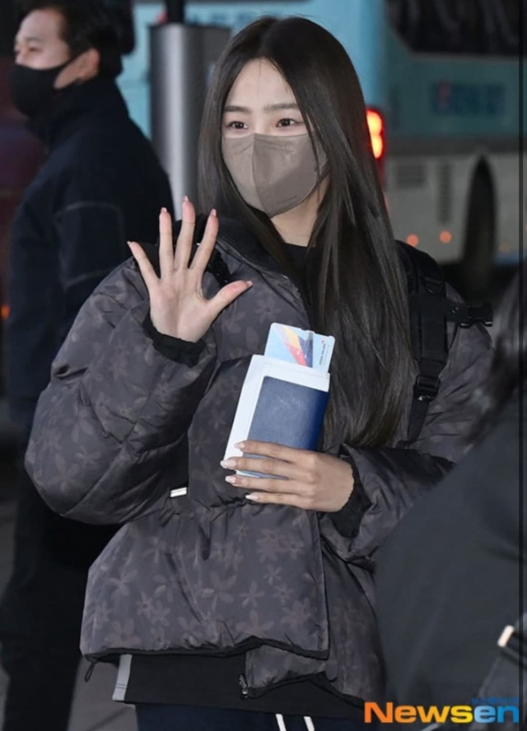 뉴진스 민지 착용, 아모멘토 플라워 푸퍼 패딩 상품이미지1