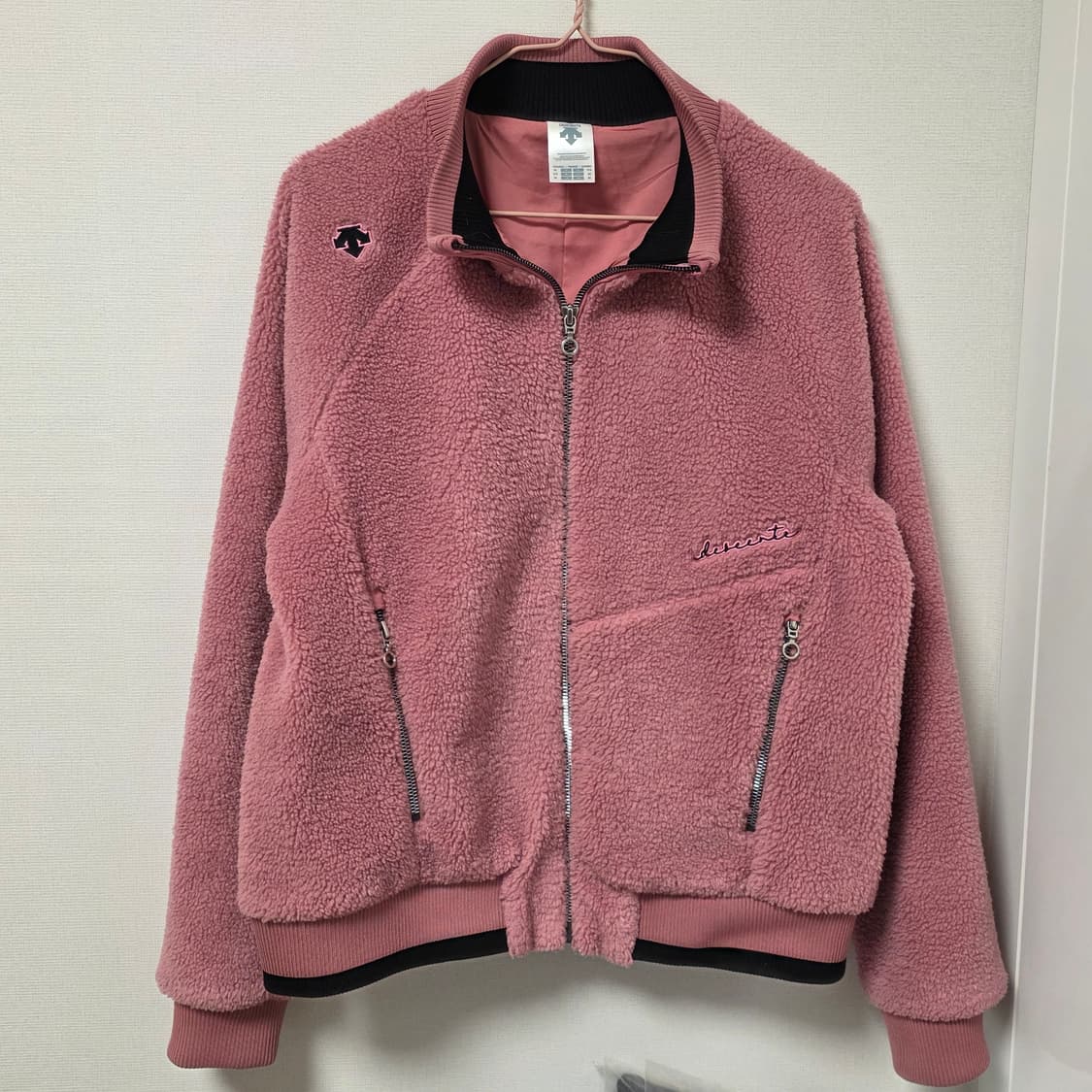 데상트 라즈베리 뽀글이 점퍼 상품이미지2