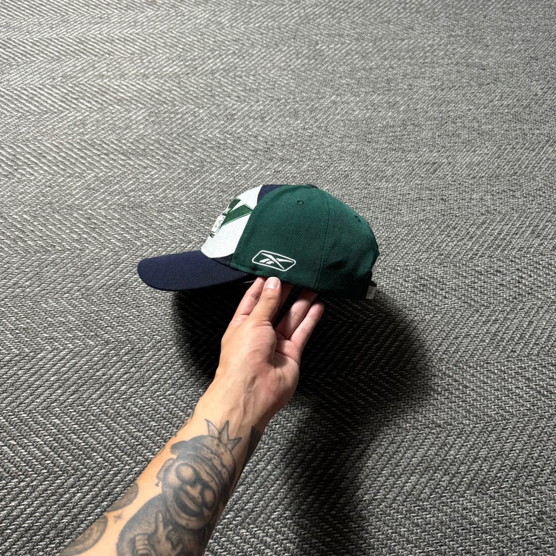 리복 X NFL 뉴욕 제츠 자수 카키 배색 볼캡 OS 상품이미지3