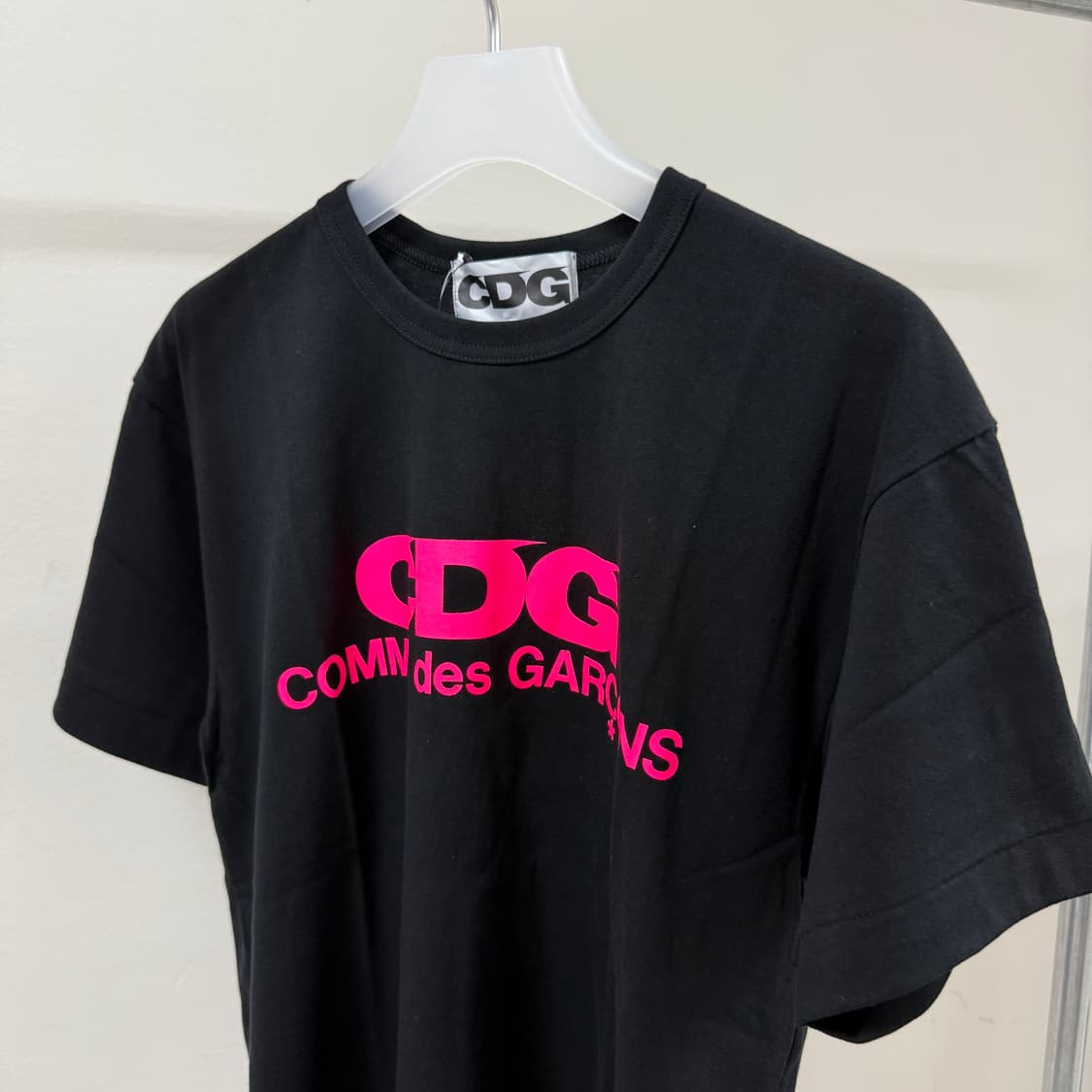 꼼데가르송 CDG 핑크 로고 티셔츠 블랙 핑크 상품이미지2