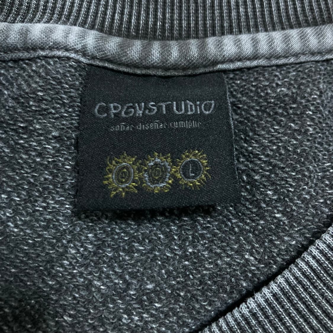 꼼파뇨 스튜디오 빅로고 피그먼트 차콜 맨투맨 상품이미지3