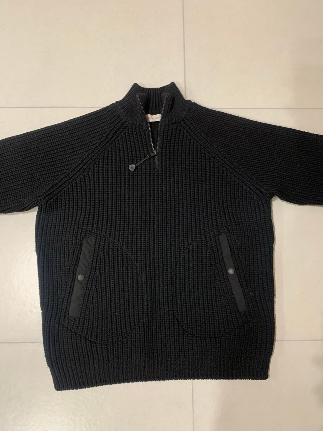 몽클레어 x 퍼렐 울 하프집업 스웨터 상품이미지3