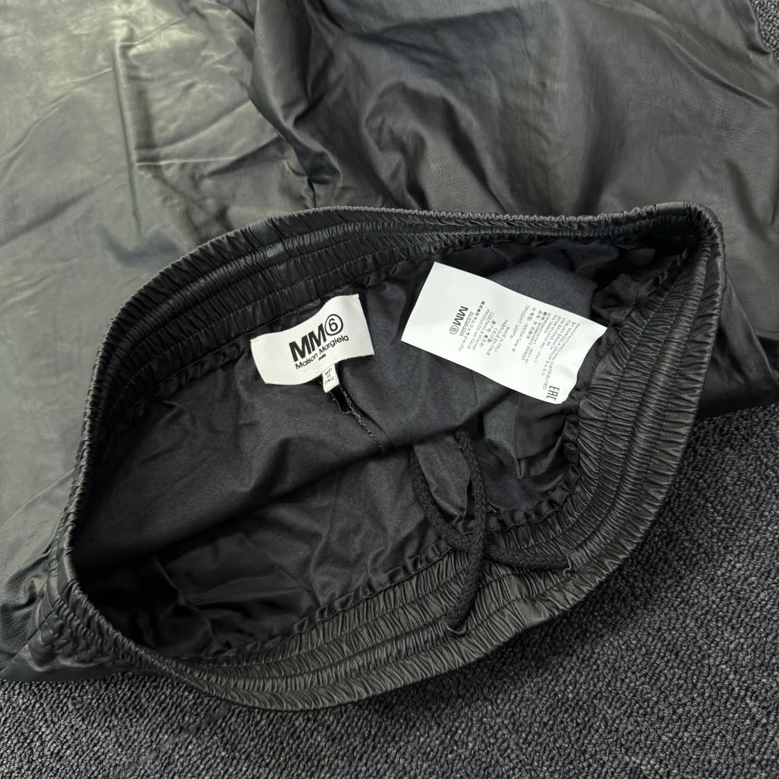 MM6 메종마르지엘라 오버사이즈 레더 쇼츠  상품이미지7