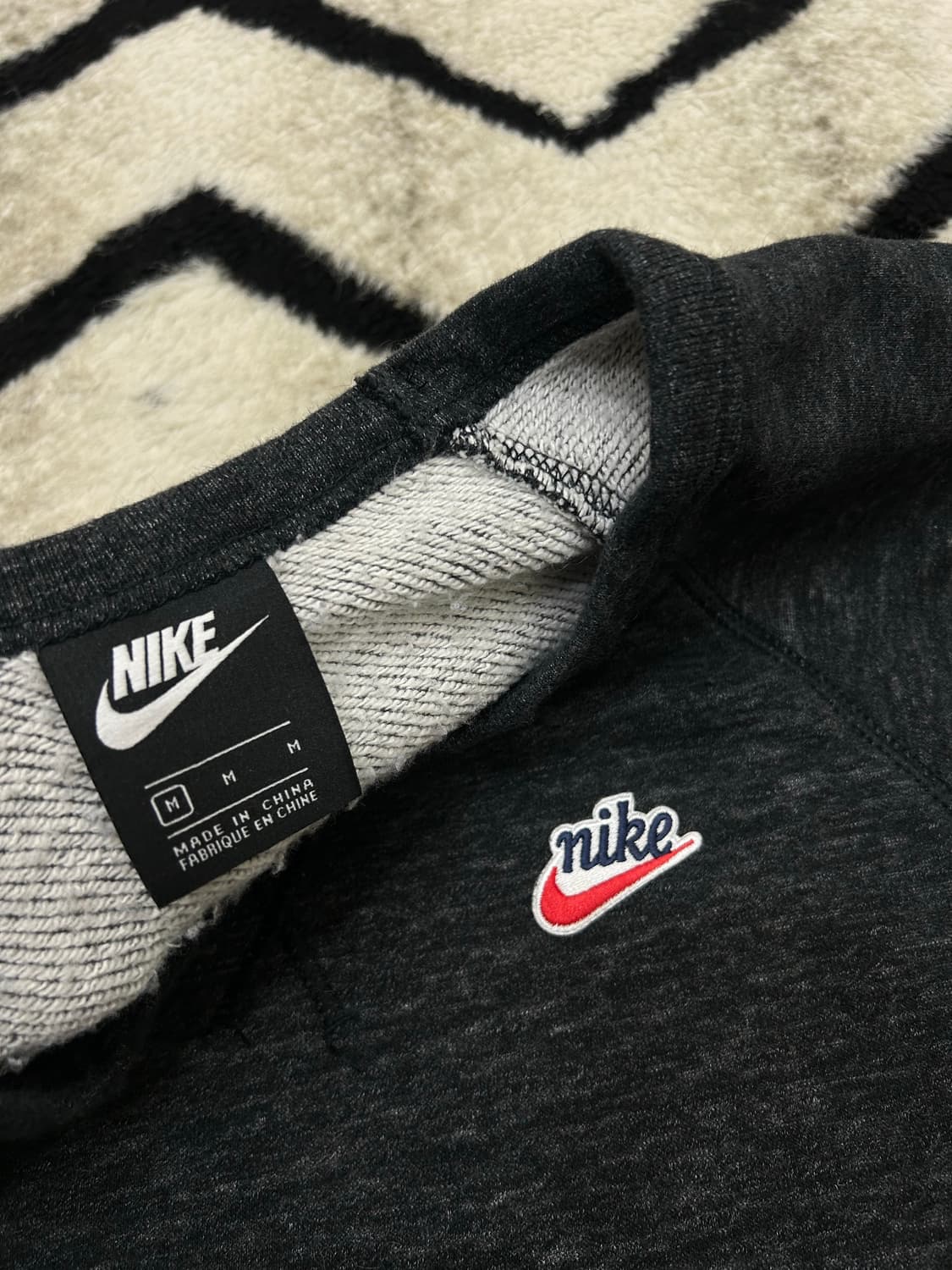 [M]나이키 헤리티지 크루 맨투맨/짙은챠콜/기모 상품이미지6