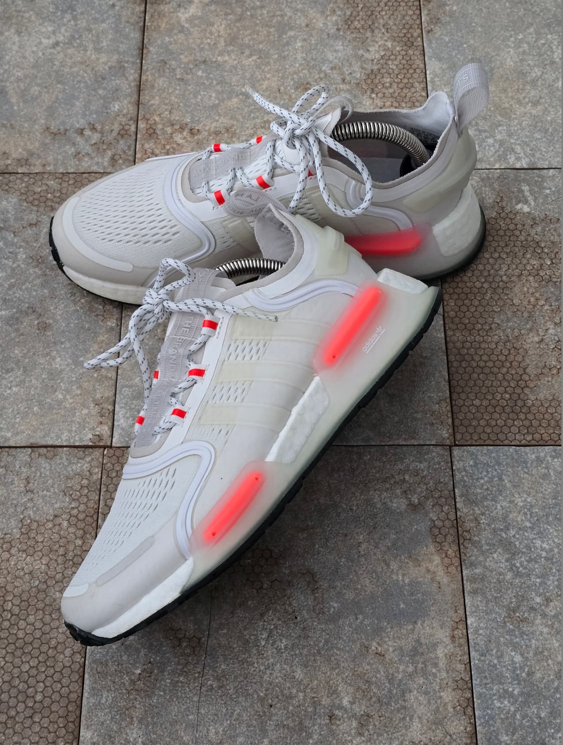 (240)아디다스 nmd v3 클라우드 화이트 상품이미지3