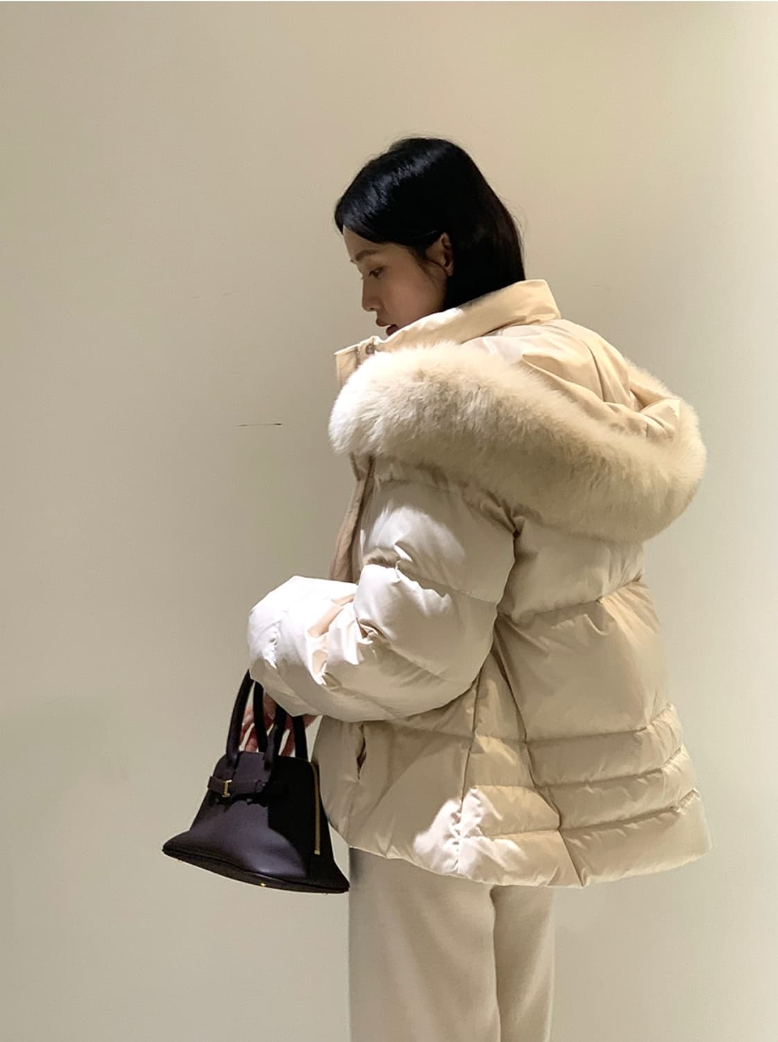 새상품) 어라운드율 안젤리나 구스 패딩 크림 베이지 컬러 A라인 폭스퍼 상품이미지3