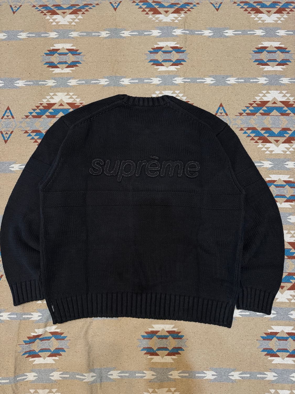 [L] 슈프림 토널 아플리케 스웨터 블랙 25SS 상품이미지3