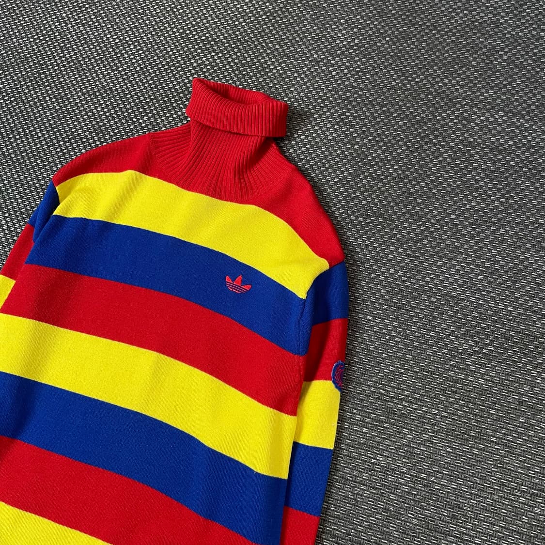 아디다스 레드 옐로우 블루 단가라 하이넥 긴팔 니트 100 상품이미지4