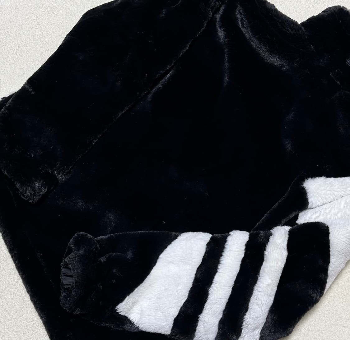 아디다스 빅 트레포일 블랙 쉐르파 퍼자켓 상품이미지6