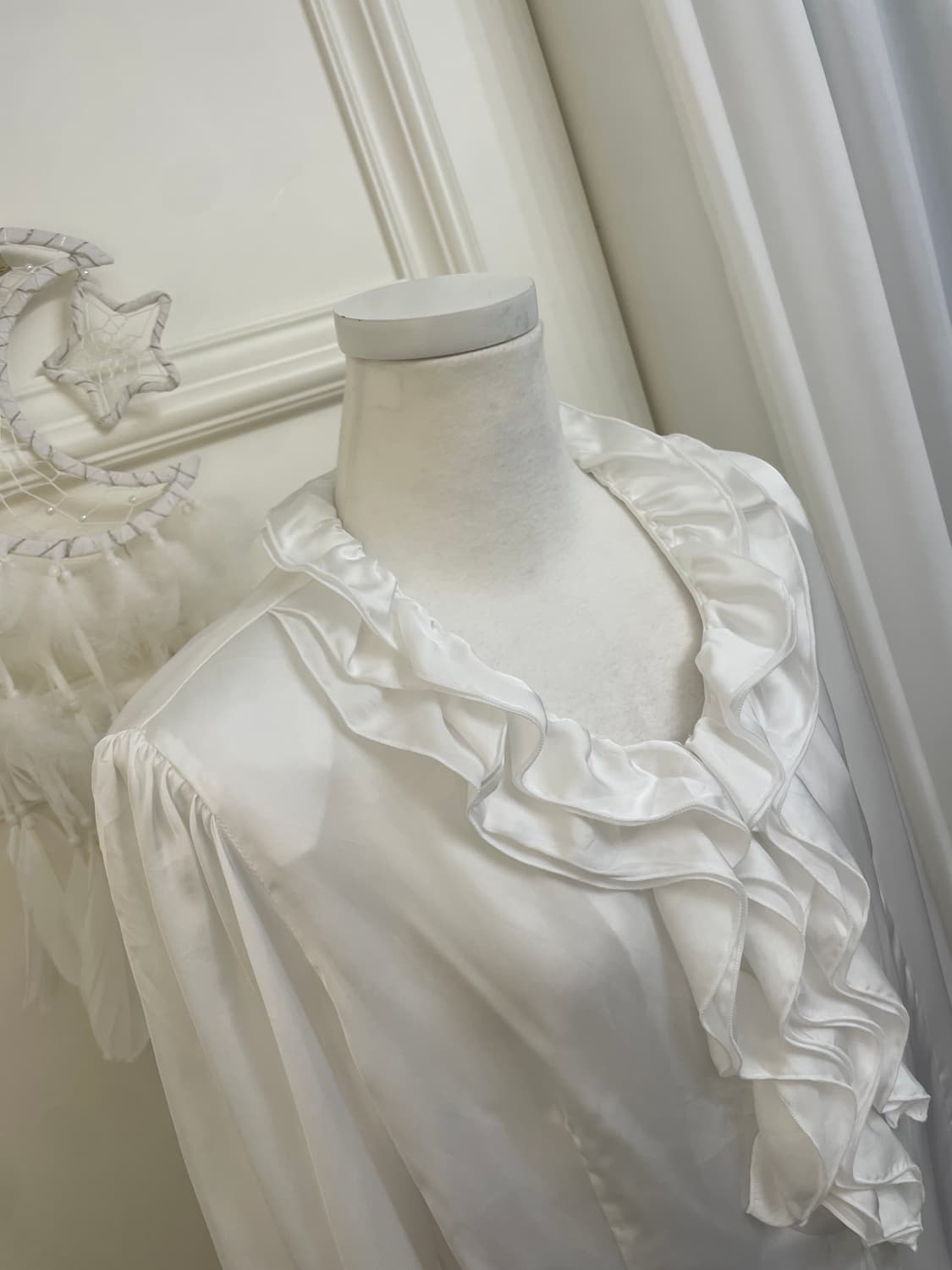 white ruffle point satin blouse 상품이미지8