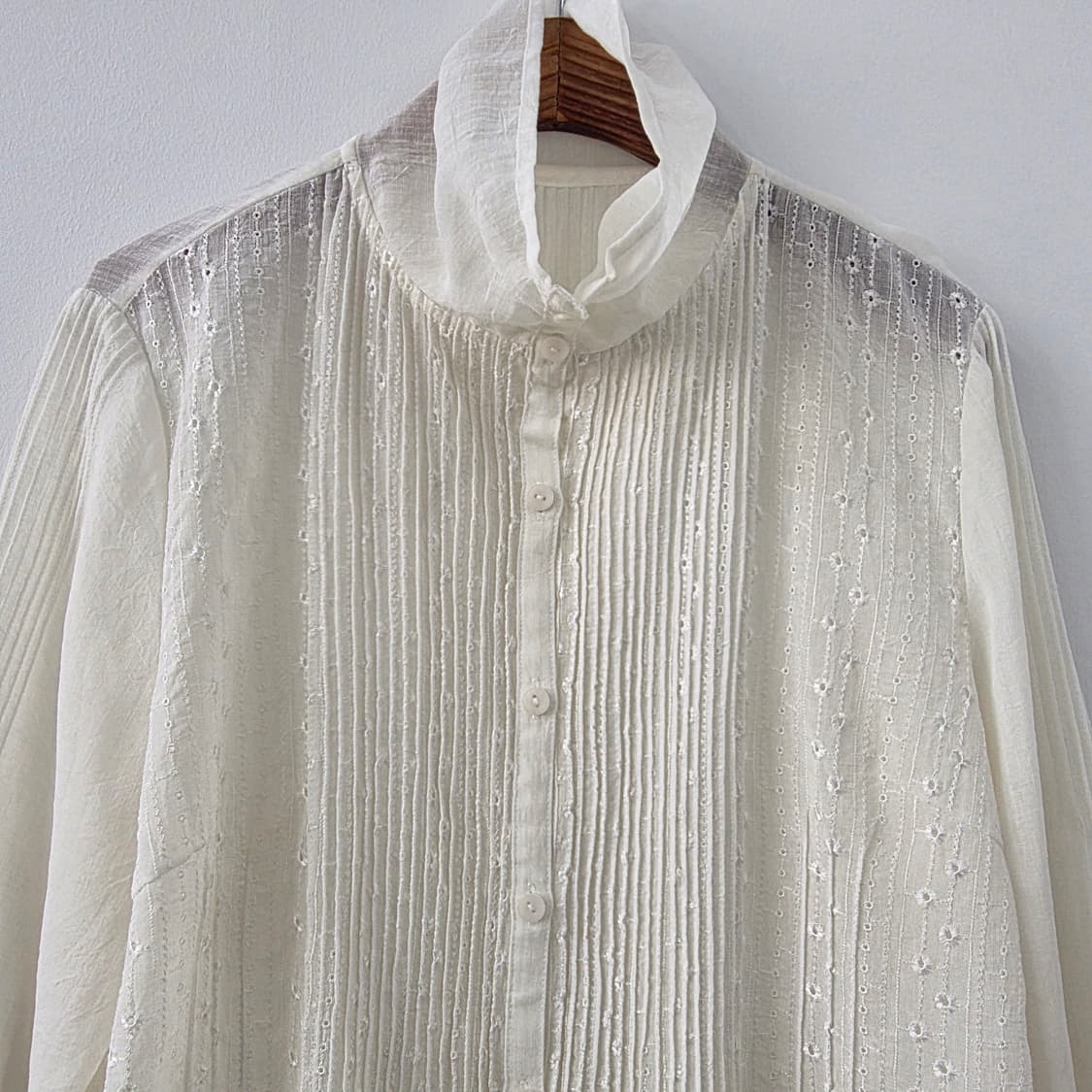 CATTON 아이보리 로맨틱 핀턱 자수 하이넥 블라우스 상품이미지3