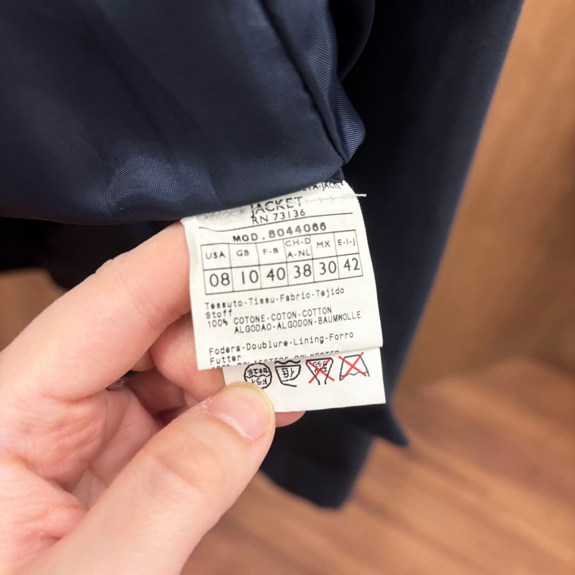 막스앤코 클래식 테일러드 카라 자켓 포켓 배색 허리 스트랩 디테일 네이비 상품이미지10