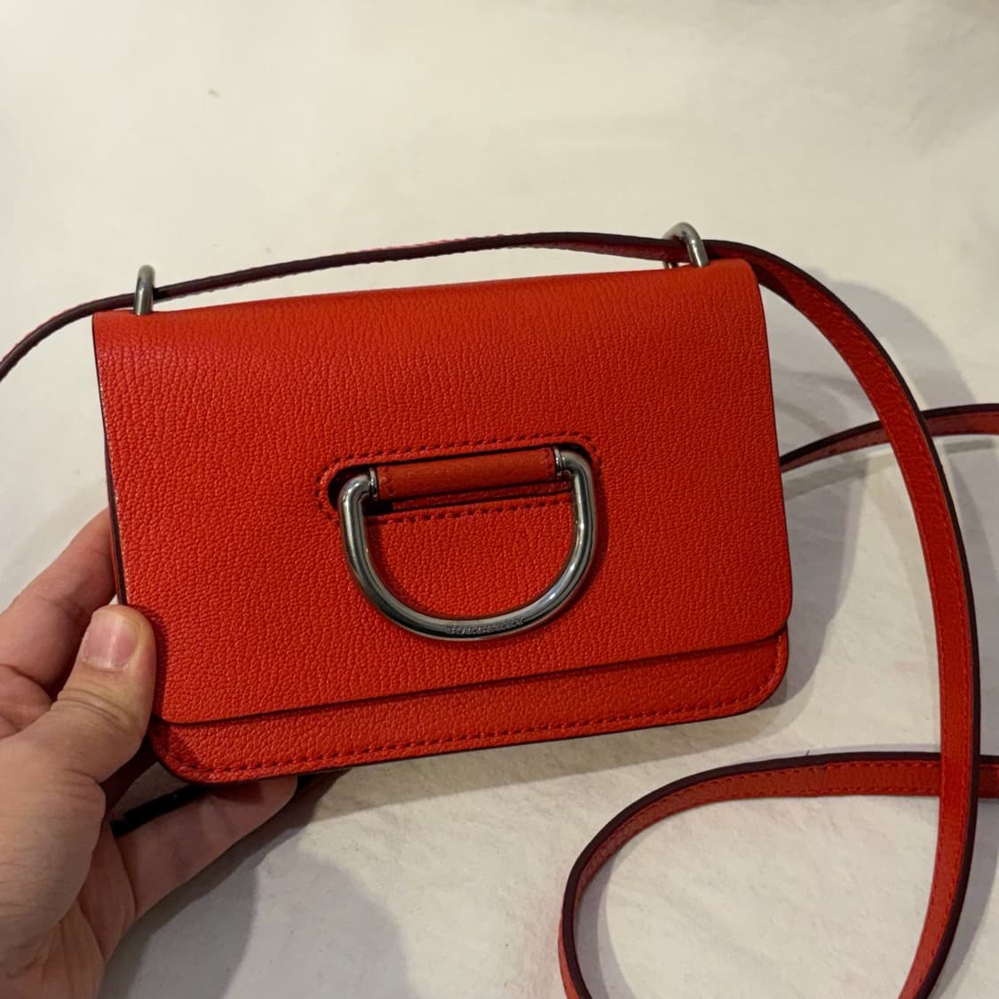 버버리 D링 미니 가죽 크로스백 가방 상품이미지3