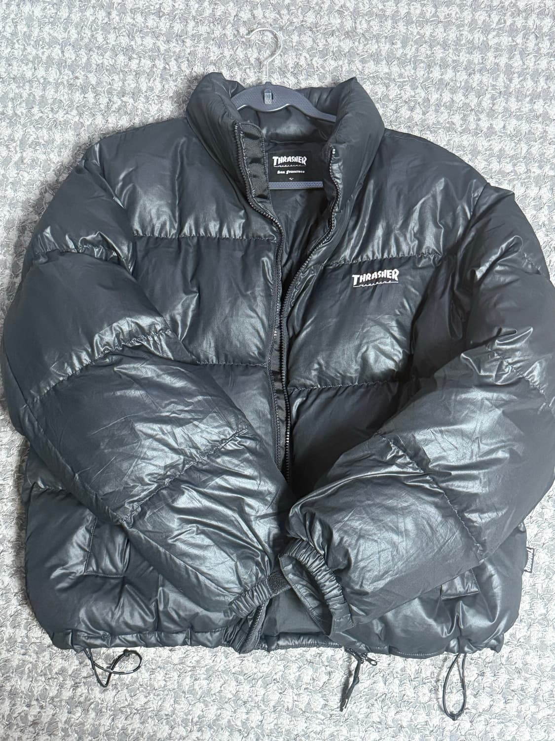 트레셔 엠보스 로고 숏 푸퍼 블랙 L 상품이미지1