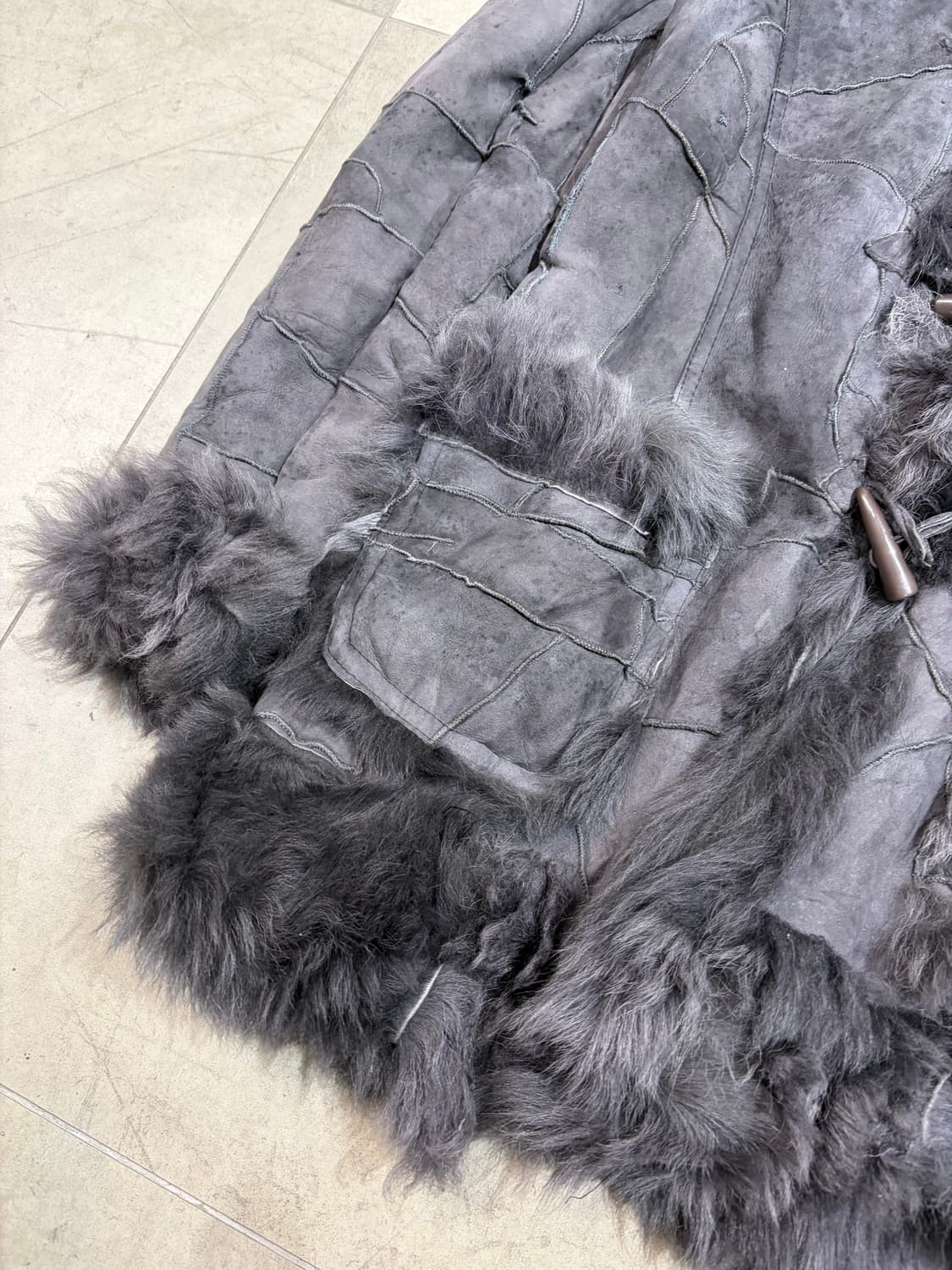 Zoee 갸루 차콜 퍼 무스탕 떡볶이 코트 상품이미지2