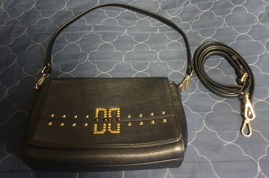 (단종매물) 닥스 스터드 DD금장로고 소가죽 크로스 숄더백 블랙 상품이미지1