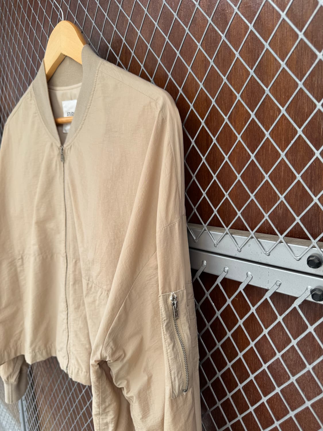 스튜디오 톰보이 베이지 크롭 항공 점퍼 바람막이 자켓 F 상품이미지3