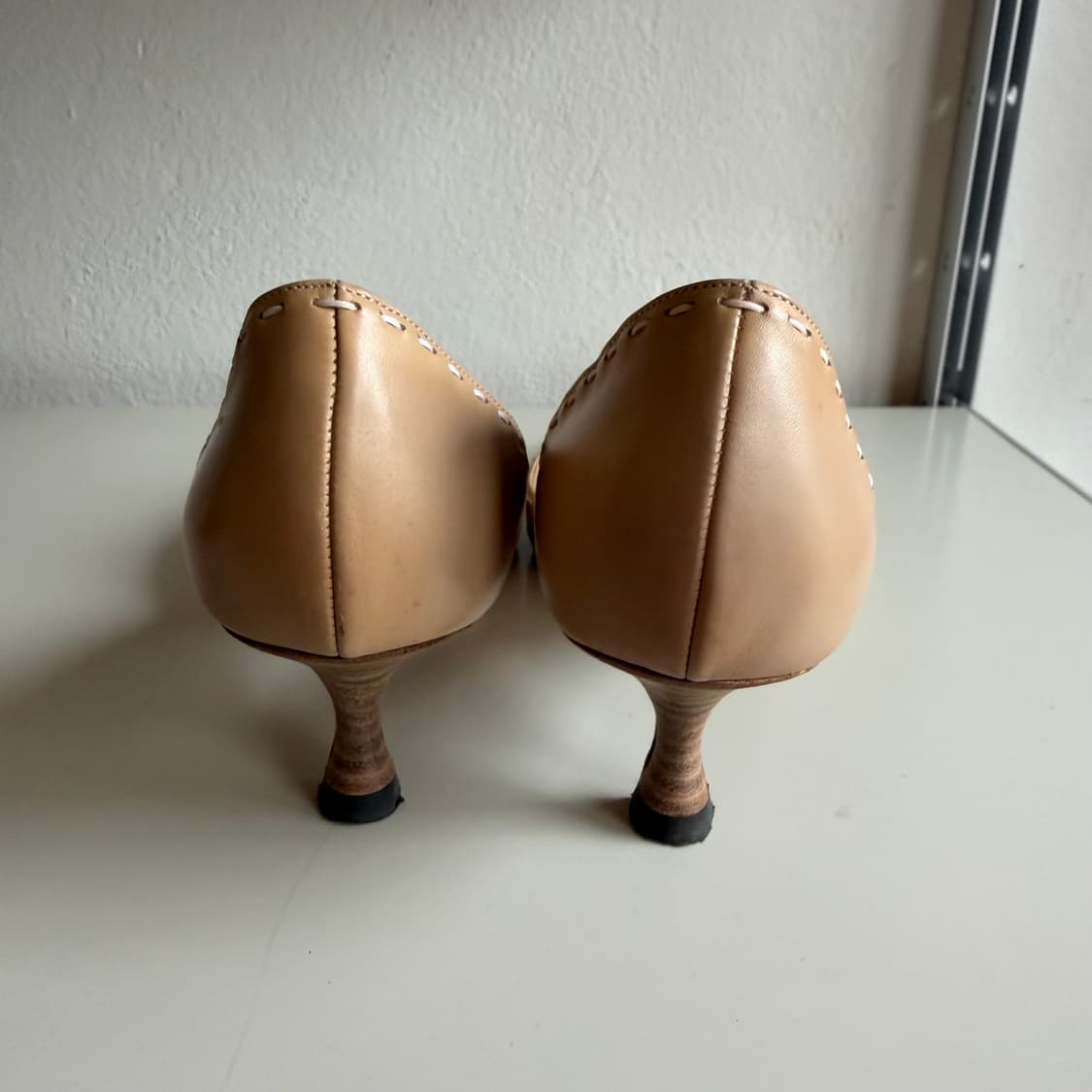 마놀로 블라닉 누디 스틸레토 컷아웃 디테일 키튼 힐 상품이미지4